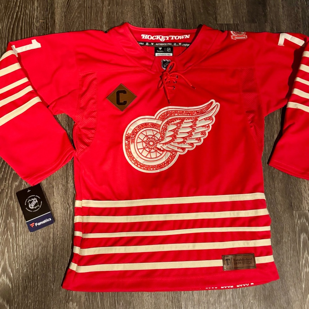 Centennial Dylan Larkin Detroit Red Wings Fanatics Premium Jersey youth L/XL NWT